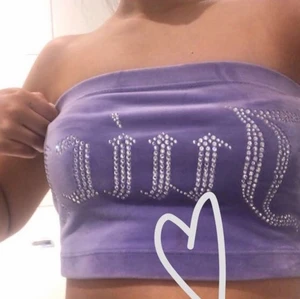 Juicy couture  - Lila juicy topp ifrån urban outfitters i stockholm. ❤️andvänd fåtal gånger och inga rhinestones saknas. Som ny❤️300kr + frakt