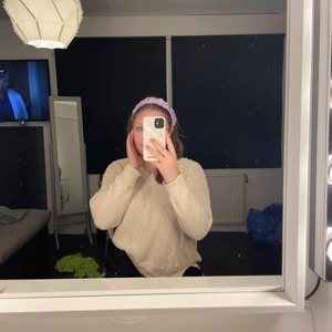 Beige stickad tröja  - En super fin beige stickad tröja🤍 tröjan är medellång så jag tycker om att stoppa upp den i bh:n precis som på bilden men i övrigt älskar jag den