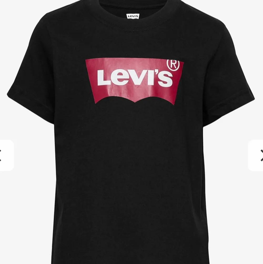 En svart Levis t shirt, använd få gånger. Säljer för den inte kommer till användning . T-shirts.