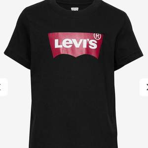 En svart Levis t shirt, använd få gånger. Säljer för den inte kommer till användning 