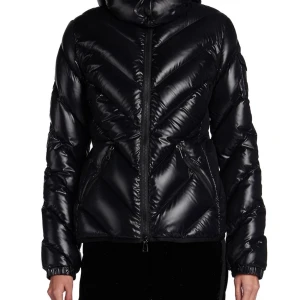 Moncler jacka som ny! - Säljer på grund av att jag inte använder den, superfin, varm men den är dock inte i min stil, fick jackan i present förra våren. Endast använd ett par gånger så inga skador, smuts eller något liknade, så gott som ny! Påstår, galge och dust bag medföljer. Storlek s/m och priset är prutat och klart, kommer inte svara på annat bud. Ny pris 16000kr mitt pris 5000kr såklart äkta. 