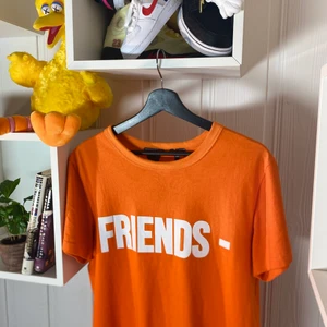 Vlone - Vlone freinds tee Size small svarta prickar bud från 400kr