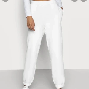 Mjukisbyxor  - Superfina mjukisbyxor ifrån Ginatricot, haft ett tag och säljer eftersom det är för korta. ( jag är 1,70 ) Fint skick och super fina!