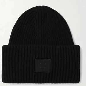 Acne mössa - Säljer en knappt använd svart acne mössa exakt som den på bilden! Skriv för egna bilder, har en massa jag kan skicka❤️❤️ priset kan diskuteras vid snabbt köp men buda i kommentarerna!