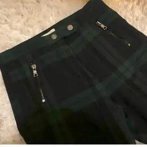 Ascoola rutiga byxor i mörkblått och mörkgrönt från H&M med dragkedja detaljer🌟