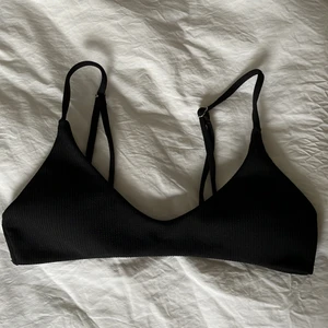 Ny svart bikini topp strl S - Helt ny bikinitopp i storlek S. Justerbara band, uttagbara pads. Svart i ett ribbat och skönt material💖