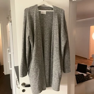 Samsøe Samsøe kofta  - Kofta från samsøe samsøe. Använd ett fåtal gånger och köpt i år. Väldigt varm (32% alpacka ull, 32% Ylle, 30% Polyamod, 6% Elastane)   Oversize i modellen så går även till kvinnor i storlek M.   Nypris 1795kr