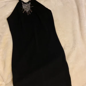 Svart kort klänning  - Svart kort klänning från HM. Storlek 38 men passar 36. Använd 2 gånger 