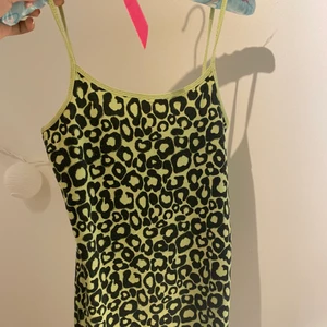 LEOPARD LINNE - Neon leopard linne. Stretchigt material så passar flera storlekar. Lite nopprig se sista bilden💖