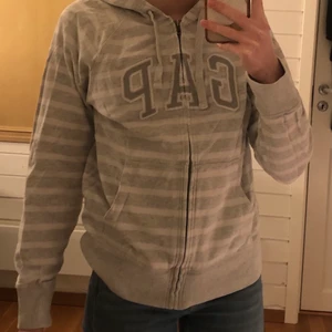 Gap hoodie - Säljer denna GAP hoodie med dragkedja eftersom den inte kommer till användning. Är i storlek M men passar även bra på mig som är S. Köparen står för frakten. 