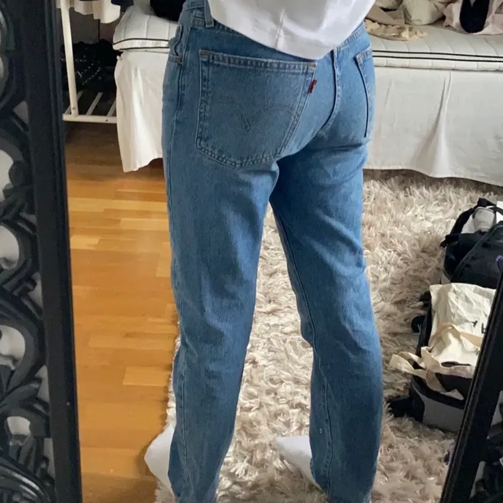 Mid Rise Levis jeans, inga defekter och i mycket bra skick! Jag är 168cm . Jeans & Byxor.