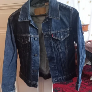 Jeansjacka  - Jeansjacka inköpt på marknad i Australien. 