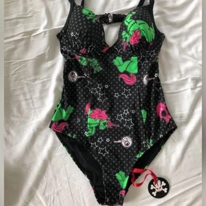 Hell Bunny Baddräkt - En splitterny helt oanvänd baddräkt från Hell Bunny!! Lapp sitter kvar och hela köret! OBS bilderna ovan är ej mina egna!    EJ BUDGIVNING OCH BADDRÄKTEN SÄLJS FÖR 266kr INKL FRAKT