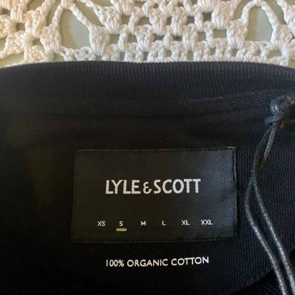 Svart ny och oanvänd Lyle & Scott tjocktröja 100% organic cotton! 💞 . Hoodies.
