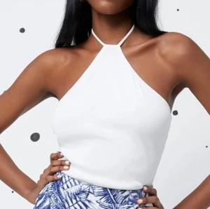 Vit topp xs - Jättefint vitt linne som man knyter i storlek xs. Säljer då den inte kommit till användning 💓💓  köparen står för frakten