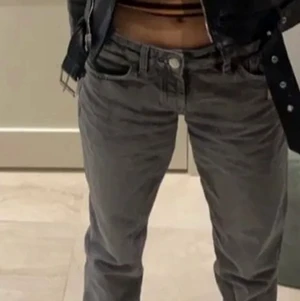 Zara lågmidjade jeans gråa - Kollar intresset på dessa underbara asnygga slustsålda zara jeans❤️ Dem är typ som oanvända och jag har själv har bara använt det en gång😊 Dem är storlek 36 men passar även 34. Skriv för frågor och fler bilder❤️ Direkpris är 1000 plus frakt     BUD PÅ:900 KÖPAREN STÅR FÖR FRAKTEN 