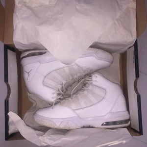 Jordans  - Vildt fede Jordans i farven hvid. Modellen hedder “Jordan Max Aura”.  De er brugt meget få gange og har derfor ingen tegn på slid. Jeg vil selvfølgelig gøre dem rene inden de bliver sendt!❤️