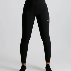 Aim’n tights! - Säljer dessa träningstights från Aim’n! Köpta för 599kr, och använda en del. Loggan är lite ”sprucken” (blev det efter ca en tvätt) men i övrigt är de i jättefint skick! Köparen står för fraktkostnaden! 66kr för spårbar frakt annars 48kr! Kan skickas på direkten❤️