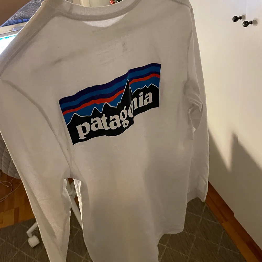 En fräsch vit långärmad patgonia tröja/t-shirt som fungerar till allting. Använd väldigt sällan och är därför i bra skick. Storlek S.. T-shirts.