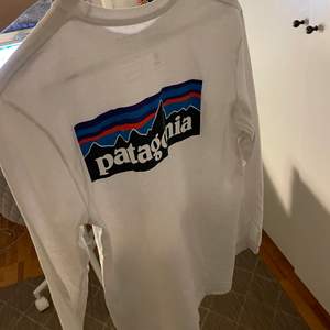En fräsch vit långärmad patgonia tröja/t-shirt som fungerar till allting. Använd väldigt sällan och är därför i bra skick. Storlek S.