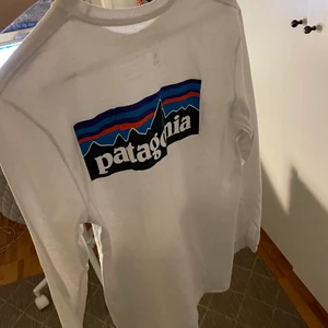 Patagonia tröja - En fräsch vit långärmad patgonia tröja/t-shirt som fungerar till allting. Använd väldigt sällan och är därför i bra skick. Storlek S.