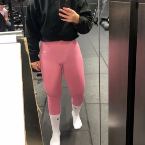Gymshark tights - Säljer mina gymshark tights i modellen ”vital seamless 2.0 leggings” i färgen Pink Marl. Sitter som en smäck, åker ej ner osv! Knappt använda. köpta för 549kr, säljes för 300kr 