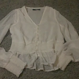 Tröja/blus  - En fin vit blus som man ser igenom lite.