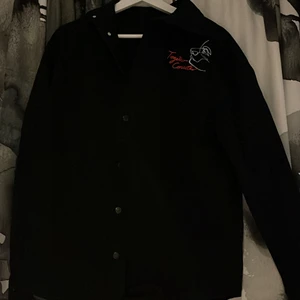 Zara jacka - Zara jeans jacka med tryck på både fram och baksida. Storlek S. Du står för frakten