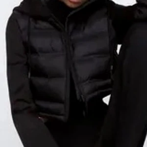 Zara jacka  - Bra i sick. Köptes 1 år sen. Använt nåra gånger. Inga hål inga fläckar. Köpt för 360 kr säljer för 280 kr 