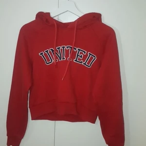 Strl M  - Bra skick, ett år gammal, inga missfärgningar, tröjan är som storlek s