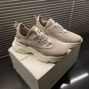 Steve Madden skor - Beiga sneakers från Steve Madden i modellen Match. Använda 2 gånger så de ser helt nya ut! Nypris: 1149kr.