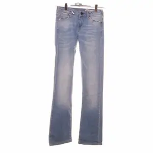 Lågmidjade Bootcut jeans från crocker storlek 25/32! Ifall ni vill ha bild hur jeansen sitter på är det bara att skriva till mig💜MÅNGA SOM ÄR INTRESSERADE SÅ LÄGG BUD💜