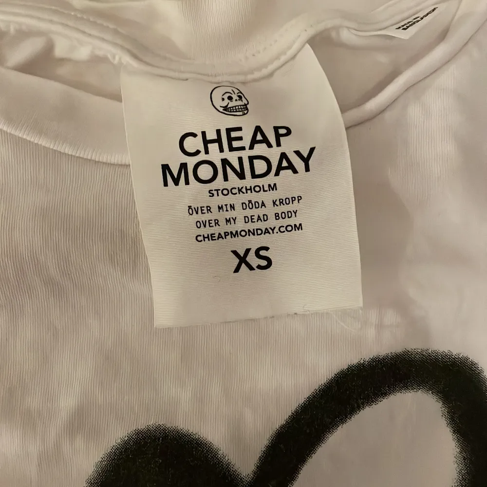 Snygg, vit tshirt från Cheap Monday i storlek XS. ❤️‍🩹är i superbra skick utan några missfärgningar.. T-shirts.