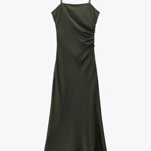 Klänning från Zara med slits.  - Jättefin kroppsnära klänning med stretch och slits från Zara. Den är mörkgrön.  Köpt för ca 2månder sen till en fest som blev inställd. Storlek S.