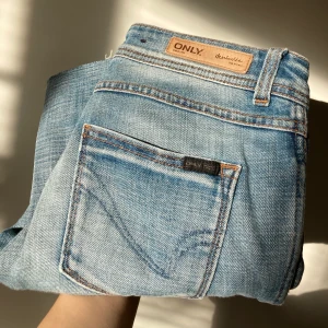 Lågmidjade jeans - Vintage Only jeans!!! Köpte dessa på second hand men ar aldrig använt dem. De är lågmidjade. Jag är 163cm lång och de slutar ovanför mina fötter.