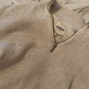 Stickad grå tröja  - En grå stickad tröja med dragkedja!⚡️ passar båda killar och tjejer, bra skick (nästan aldrig använd). I storlek S och är en normalstorlek! 100kr + frakten