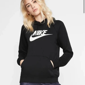 Svart Nike hoodie strl XS - Säljer denna svarta hoodie. Använd 3 gånger! Jätteskön att träna i (eller mysa) men tyvärr lite liten på mig. Den är en XS men kan också gå som en liten S. Köpt för 550kr. Köparen står för frakt :) 