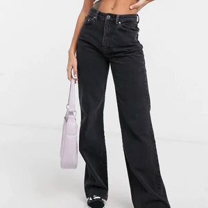 svarta jeans - hej! säljer dessa jättefina jeansen från stradivarius som jag köpt på asos. väldigt fina och bekväma, säljer då de inte kommer till så mycket användning. inga skador. skriv för fler bilder! buda i kommentarerna!!💛