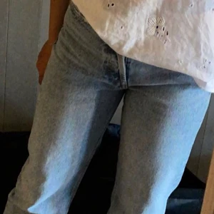 Zara straight jeans  - Jag säljer dessa zara jeansen som jag köpte i sommras då jag beställde fel storlek. Aldrig använda så i toppskick. Jeansen är i storlek 32.Tänker mig 150 kr då dem aldrig använts. Köparen står för frakten💕