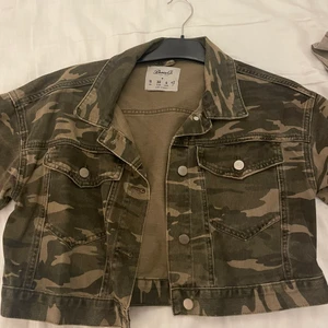 Kort mönstrad jeansjacka  - En kort mönstrad jeans jacka i storlek 38 