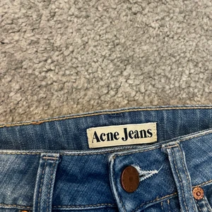 Lågmidjade ACNE jeans - Lågmidjade ACNE jeans. Höj alltid ditt bud med 20kr! Dom är tajta vid låret men vidare nertill. Jag som har S/36 i dom populära Zara jeansen passar i dom här jeansen. 