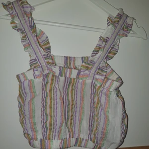 Kort söt topp  - Köpt sh. Står ingen lapp på insidan, därav vet jag ej storleken. Fina ränder i olika somriga färger.