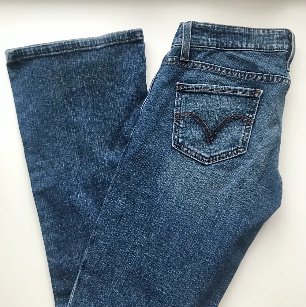 Säljer dessa Levis-jeans i riktigt snygg tvätt och passform! Storlek står inte på byxorna men passar mig som är ca 160 cm och har ofta 24-25 waist. Köparen står för frakten 💕 . Jeans & Byxor.