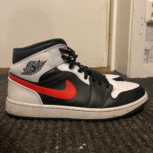 Air Jordan 1 mid Chile red - Inte använt många gånger, inte med original kartongen.