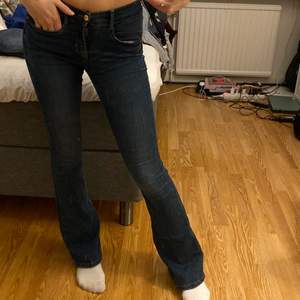 Jättesnygga bootcut jeans i en mörkblå färg. Från märket 77th FLEA i strl:36, mycket fint skick och i princip oanvända. Säljer då de ej kommer till användning. Köparen står för frakt💗📦