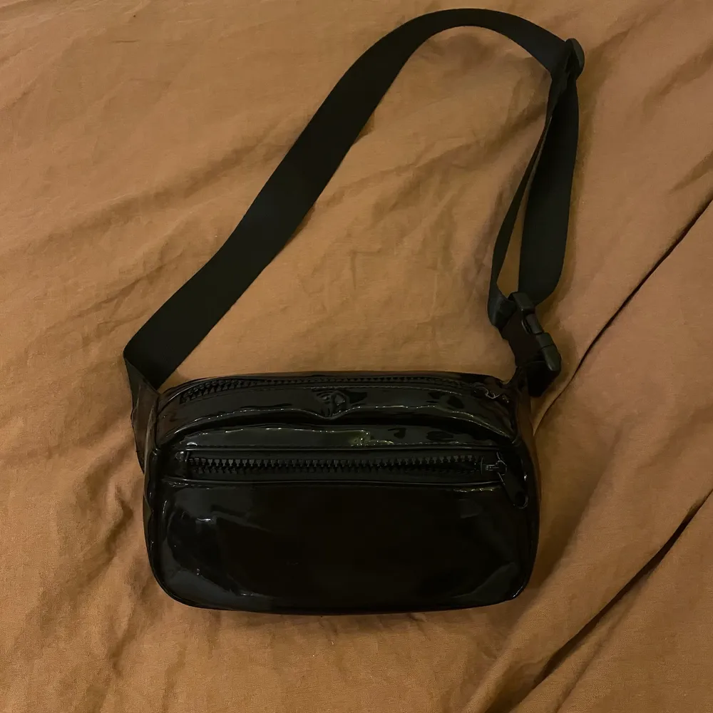 Säljer denna svarta lackväska. Använd sparsamt och fortfarande i nyskick :). Väskor.