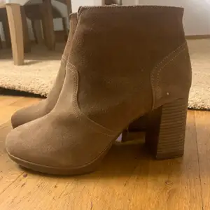Oanvända boots i brun mockaimitation med dragkedja på innersidan. 