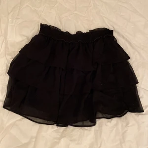 Volangkjol - Volangkjol men en liten fläck på sig, ska gå bort i tvätten!