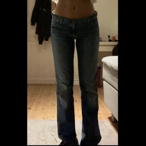 Lågmidjade jeans - Lågmidjade jeans från wrangler                         Innerbenslängd:85                                              Midjemåttet rakt över:42