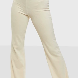 Nelly Flirty Velvour pants - Ett par byxor som jag beställde, passade dock inte då de var lite för tajta. De är helt oanvända och prislappen är kvar. Färgen heter creme. De är inte så stretchiga och är lösa vid benen, lite som bootcut. Det syns inte på bilden, men har man på sig det märker man det. Bilden är från deras hemsida. Säljer för hälften av priset jag köpte för. Frågor och pris kan diskuteras 🤍